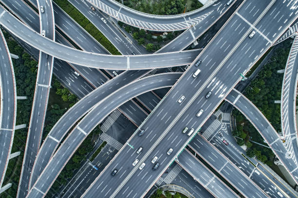 vista aérea de la carretera y puente en la ciudad de - concrete curve highway symbol fotografías e imágenes de stock