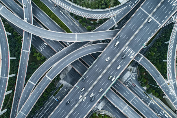 vista aérea da estrada e viaduto na cidade - concrete curve highway symbol - fotografias e filmes do acervo