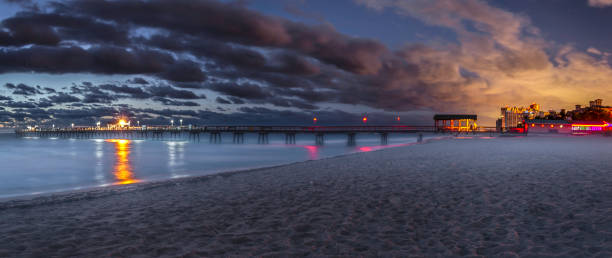 istock Lauderdale-by-the-Sea Pier Dawn 989338638