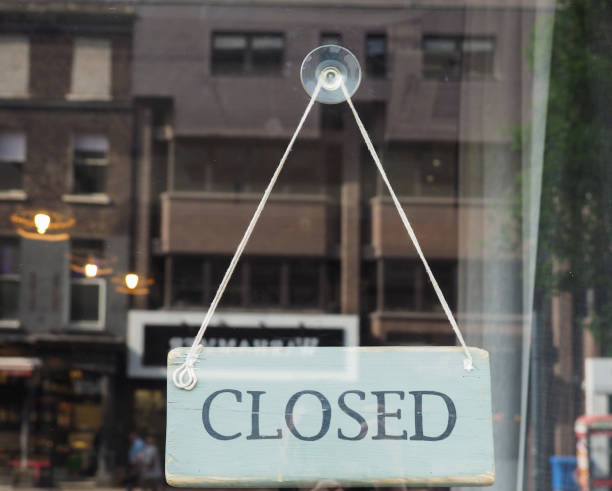 istock Closed shop sign 989338952