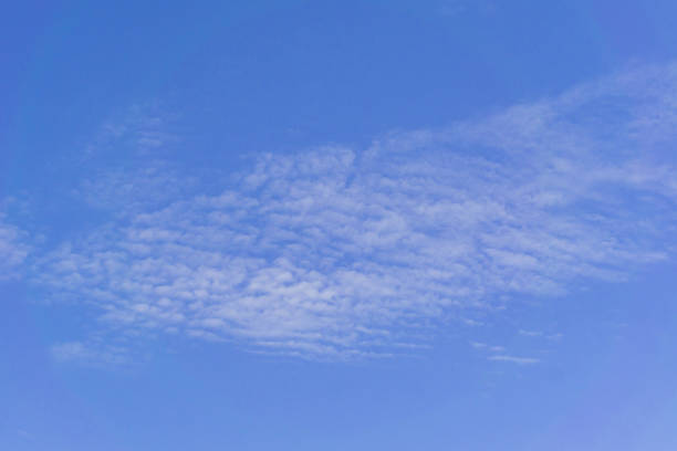 blye ciel avec fond blanc nuages duveteux - blye sky photos et images de collection
