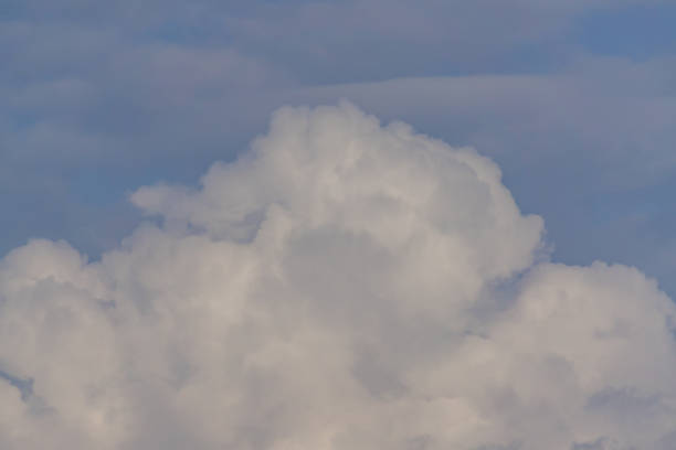 blye ciel avec fond blanc nuages duveteux - blye sky photos et images de collection