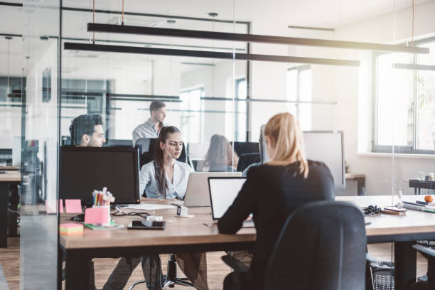istock Businesspeople in the office 989343796
