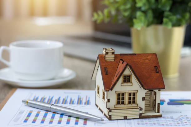 istock Selling home,Little house ,money 989349164