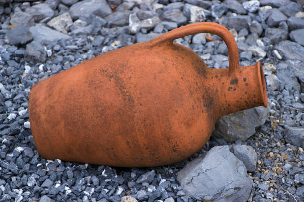 una vecchia brocca di argilla in ottime condizioni - jug water pottery clay foto e immagini stock