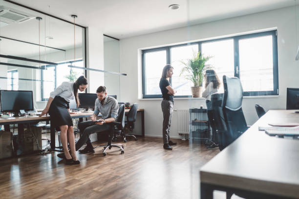 istock Fast business meeting in the loft office 989375614