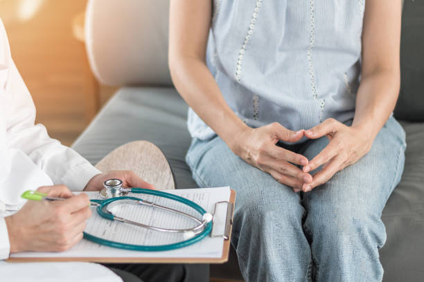 médico ou psiquiatra consultoria e diagnóstico examinando estressante mulher paciente obstétrica - ginecológica feminina doença ou saúde mental no centro de atendimento médico de clínica ou hospital - prenatal care - fotografias e filmes do acervo