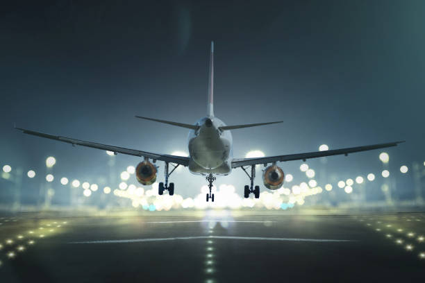 avión aterrizando en la noche - airplane commercial airplane aerospace industry air vehicle fotografías e imágenes de stock