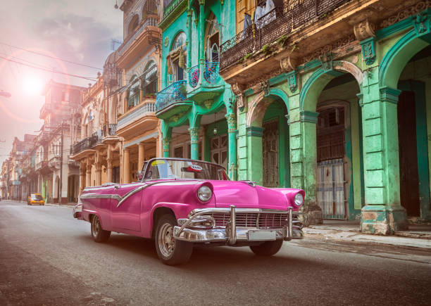 vintage classique oldtimer américaine rose convertible dans la vieille ville de la havane cuba - pink buildings photos et images de collection