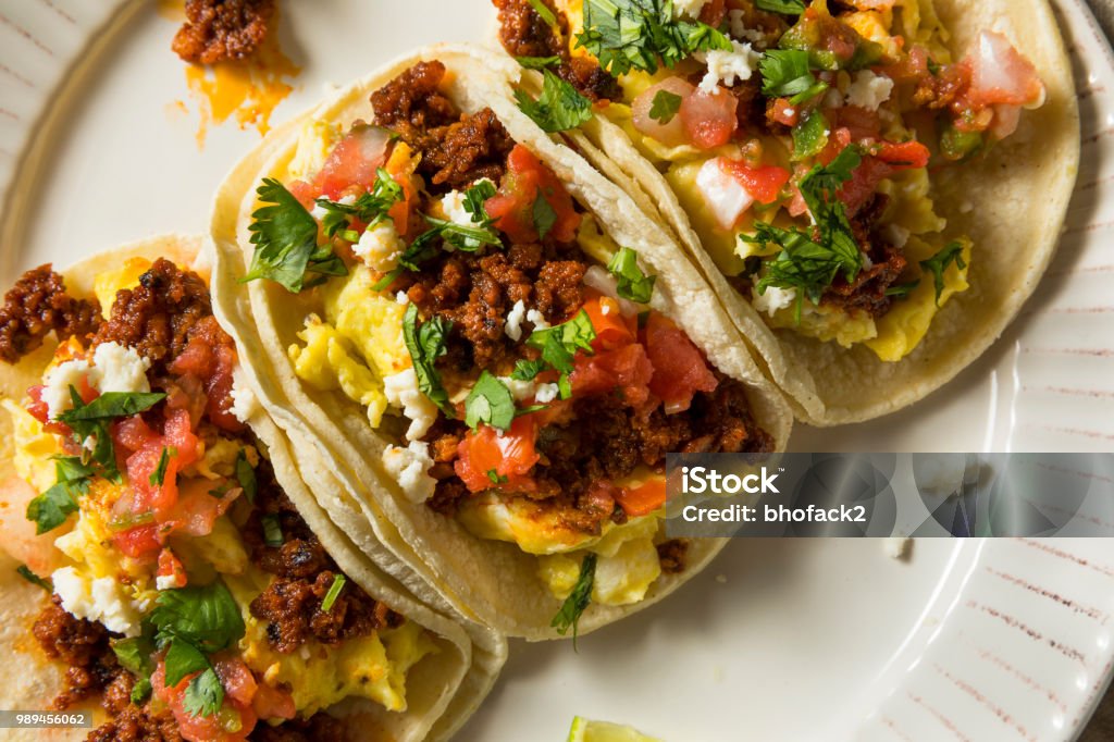 Tacos per la colazione chorizo fatti in casa - Foto stock royalty-free di Taco