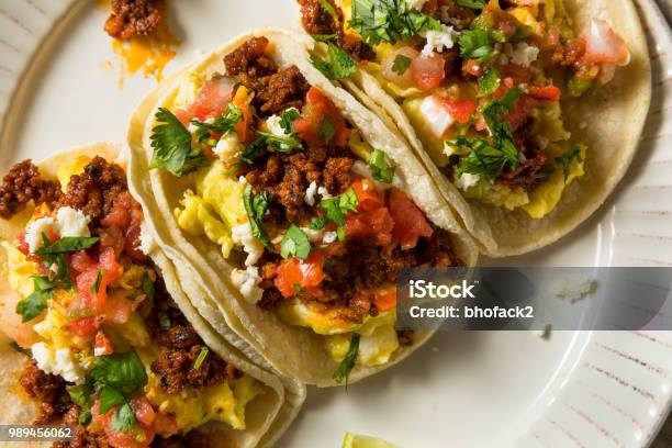 Tacos Per La Colazione Chorizo Fatti In Casa - Fotografie stock e altre immagini di Taco - Taco, Prima colazione, Cultura messicana