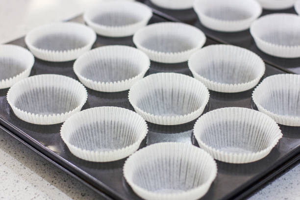 istock Empty paper forms for muffins and cupcakes in a metal tray 989461756