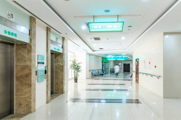 istock Hospital corridor and doctor as a blurred defocused background 989463342