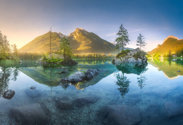 blick auf hintersee see in den bayerischen alpen, deutschland - konigsee stock-fotos und bilder