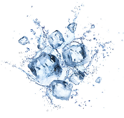 Salpicar los cubos de hielo - Cool refrescantes cristales con gotas de agua photo