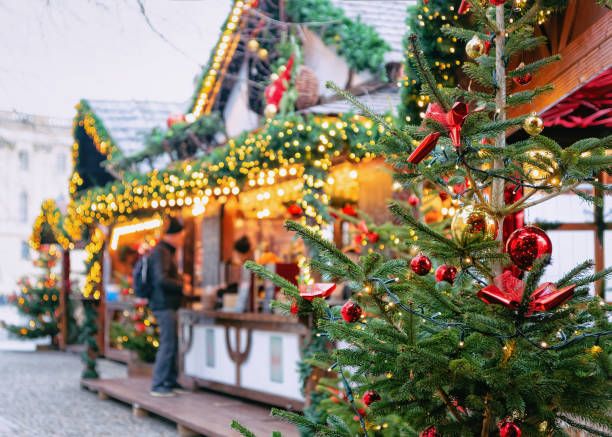 mercado de navidad en el opernpalais en mitte en berlín de invierno - market stall fotografías e imágenes de stock