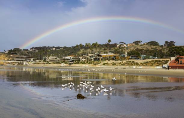 arc en ciel coloré à la jolla shores côte pacifique - salk institute photos et images de collection