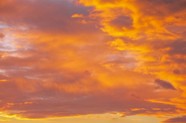 dramatischen städtischen sonnenuntergang mit wolken - television aerial roof antenna city stock-fotos und bilder