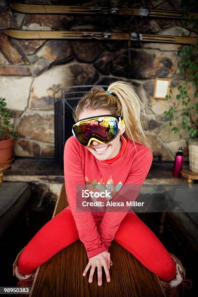 Portrait Of Smiling Skier Girl In Lodge - Fotografias de stock e mais imagens de Ceroulas - Ceroulas, Esqui - Esqui e snowboard, 20-24 Anos