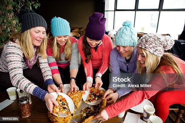 Foto de Girls Sharing Pizza e mais fotos de stock de Pousada de esqui - Pousada de esqui, Pizza, Utah