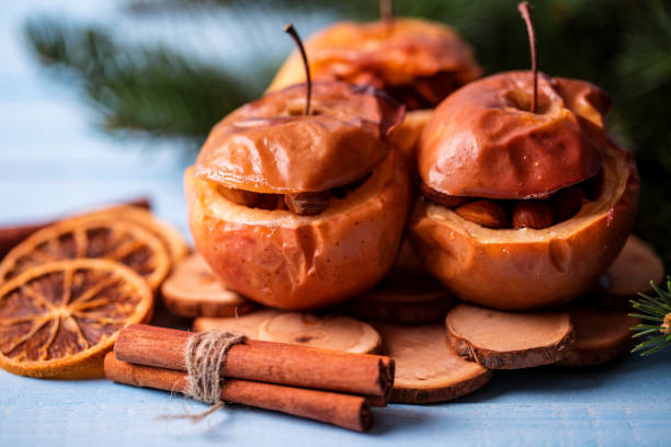 pieczone jabłka z cynamonem na rustykalnym tle. jesienny lub zimowy deser. zbliżenie zdjęcie smaczne pieczone jabłka z dekoracji świątecznej - baked apple apple dessert stuffed zdjęcia i obrazy z banku zdjęć