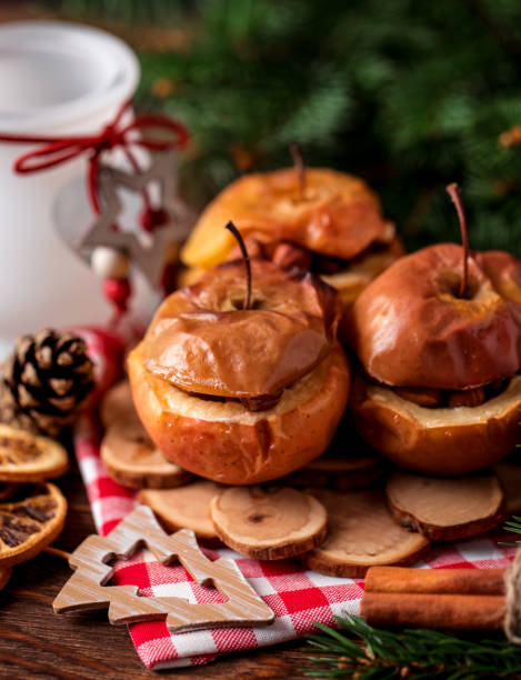 pieczone jabłka z cynamonem na rustykalnym tle. jesienny lub zimowy deser. zbliżenie zdjęcie smaczne pieczone jabłka z dekoracji świątecznej - baked apple apple dessert stuffed zdjęcia i obrazy z banku zdjęć