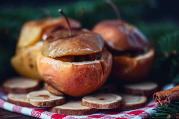 pieczone jabłka z cynamonem na rustykalnym tle. jesienny lub zimowy deser. zbliżenie zdjęcie smaczne pieczone jabłka z dekoracji świątecznej - baked apple apple dessert stuffed zdjęcia i obrazy z banku zdjęć