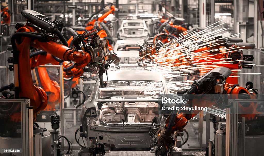 In der industriellen Produktionswerkstatt arbeitet der Roboterarm der Automobil Produktionslinie - Lizenzfrei Fließbandfertigung Stock-Foto