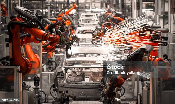 In Der Industriellen Produktionswerkstatt Arbeitet Der Roboterarm Der Automobil Produktionslinie Stockfoto und mehr Bilder von Fließbandfertigung