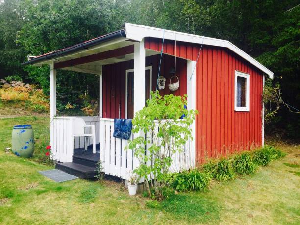 istock Cute red Swedish shed/ small house ('Friggebod') 989541642