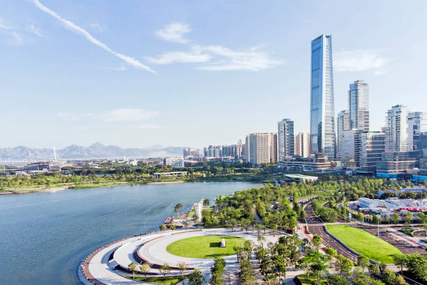 horizonte de la bahía de shenzhen y edificios y parque - shenzhen fotografías e imágenes de stock