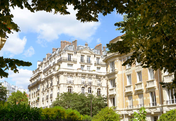 istock Paris-France 989556526