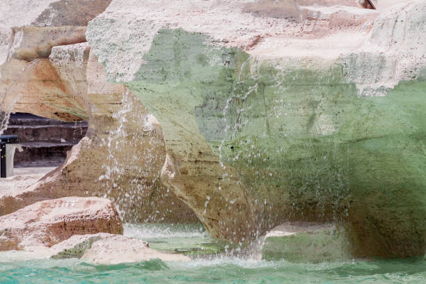 texture della roccia naturale - marmo oggetto con spruzzo d'acqua della fontana di trevi nella città eterna di roma - flowing nature spray rock foto e immagini stock