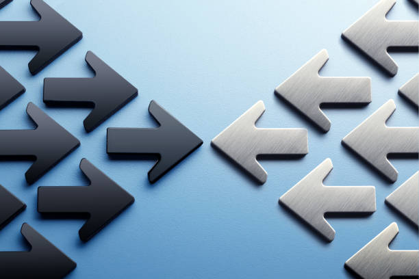 flèches pointant vers une confrontation - confrontation photos et images de collection