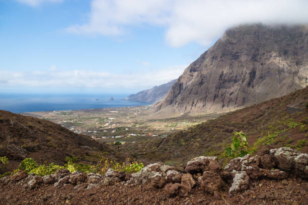 view on the cliffs and red hills of el golfo valley, frontera, el hierro, canary islands, spain - lanzarote canary islands volcano green imagens e fotografias de stock