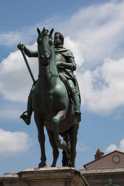 istock Equestrian Statue of Cosimo I 989594418