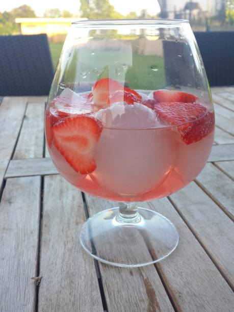 istock Strawberry ice cube coctail daiquiri bellini wodka alcohol liquor 989616138