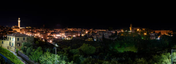 istock Siena by night - Panoramica 989670496
