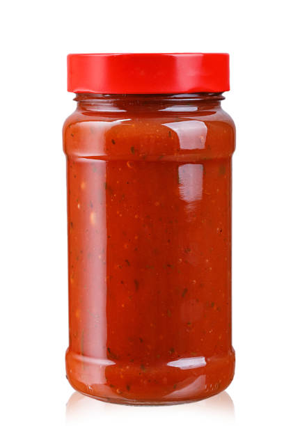 томатный соус в банке, изолированной на белом фоне. - tomato sauce jar стоковые фото и изображения