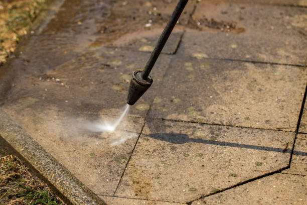 istock cleaning the wall high pressure cleaner, close up 989700810