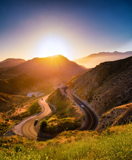 cânions, perto de los angeles, califórnia, durante um pôr do sol - hill green california grass - fotografias e filmes do acervo