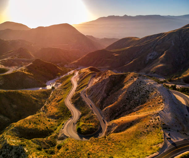 kloven in de buurt van los angeles, californië tijdens een zonsondergang van bovenaf - bergrug stockfoto's en -beelden