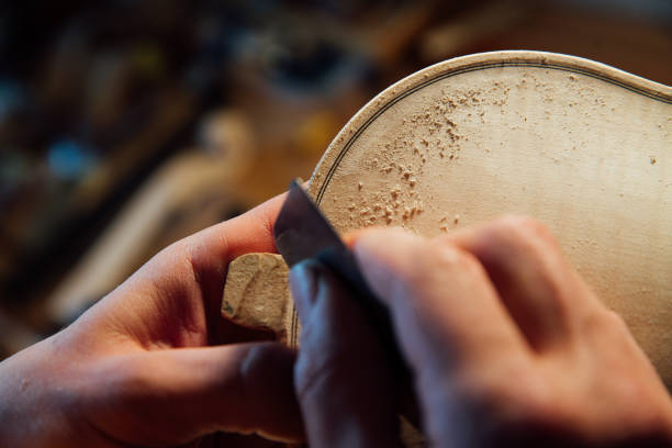 luthier artesano maestro trabajando en la creación de un violín. arduo trabajo en la madera - making craftsperson italian music musical instrument fotografías e imágenes de stock