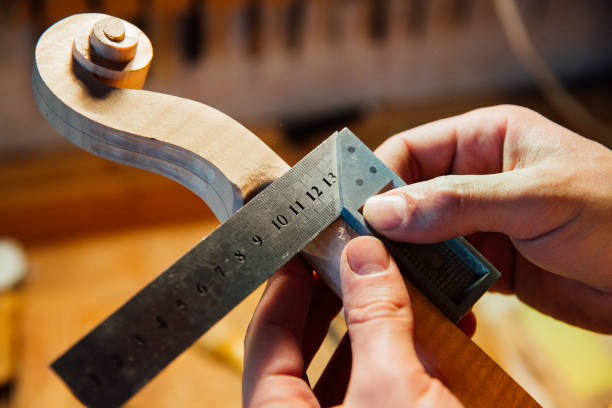 luthier artesano maestro trabajando en la creación de un scroll de violín. trabajo en la madera con herramientas - making craftsperson italian music musical instrument fotografías e imágenes de stock