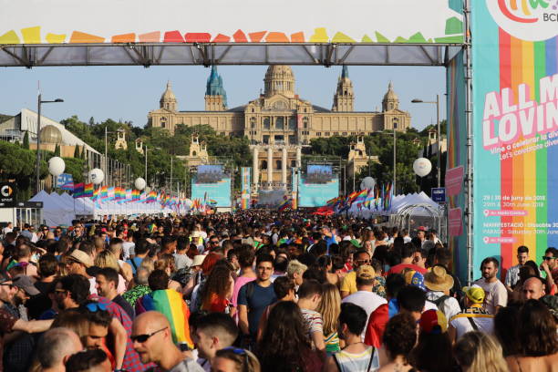 desfile de orgullo gay de barcelona 2018 - costume stage costume sunlight carnival fotografías e imágenes de stock