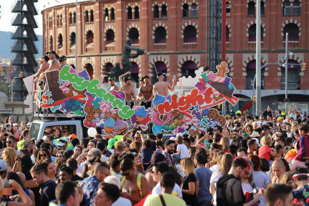 desfile de orgullo gay de barcelona 2018 - costume stage costume sunlight carnival fotografías e imágenes de stock