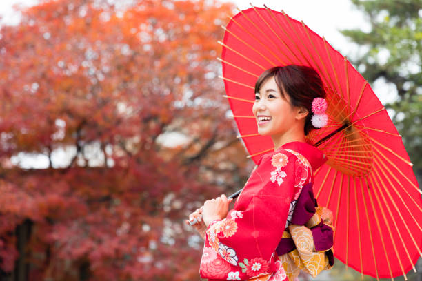 attractive asian woman wearing kimono in autumn - obi sash fotos imagens e fotografias de stock