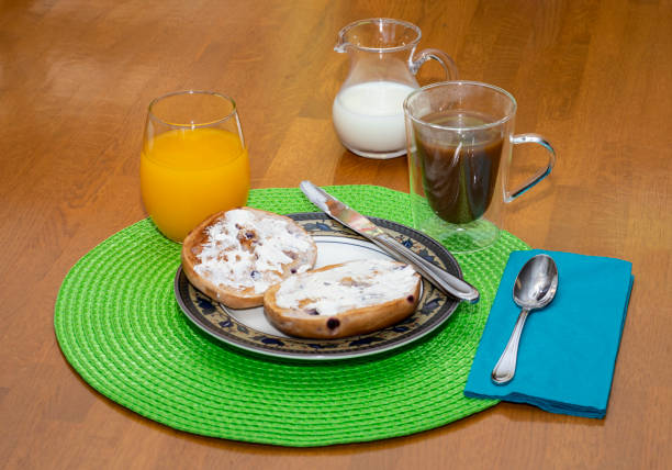 ブルーベリーのベーグルの朝食 iii - cream cheese flash ストックフォトと画像