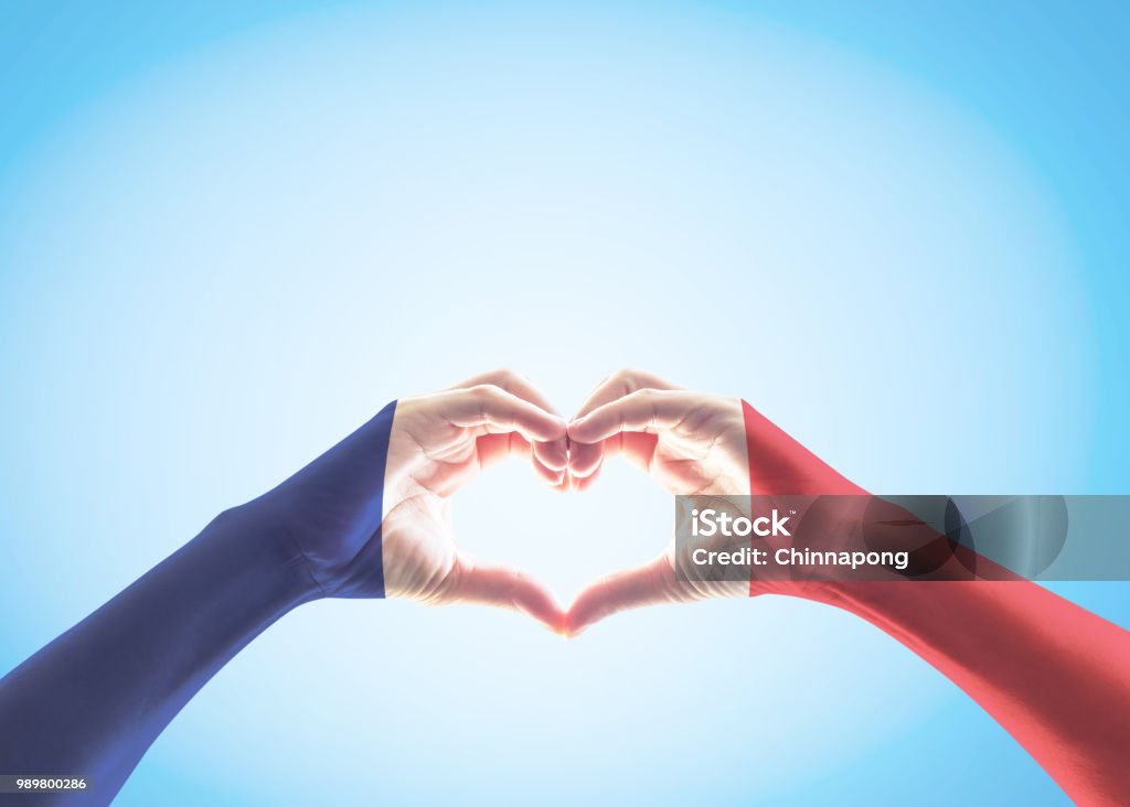 Frankreich national Flagge Muster auf den Händen der Menschen in Herzform auf blauen Himmelshintergrund (isoliert mit Clipping-Pfad) - Lizenzfrei 14. Juli Stock-Foto