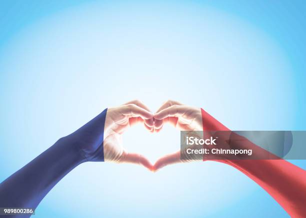 Frankreich National Flagge Muster Auf Den Händen Der Menschen In Herzform Auf Blauen Himmelshintergrund Stockfoto und mehr Bilder von 14. Juli